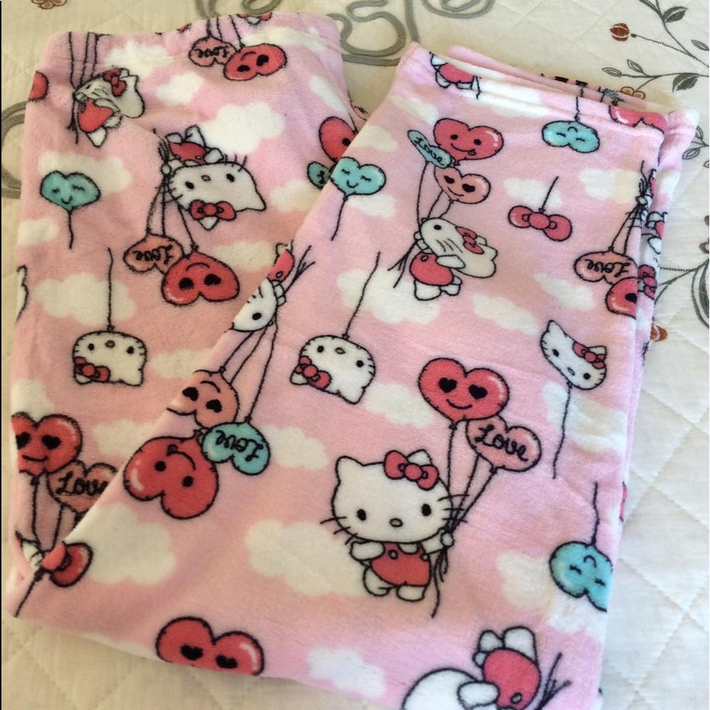 Hello kitty pajamas💕
